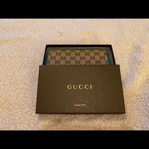 Zip around Gucci wallet